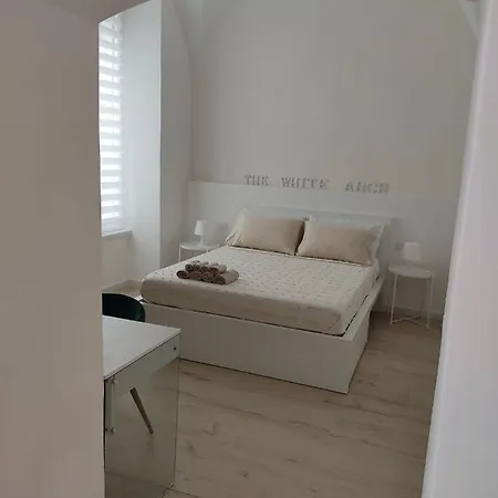 The White Arch Apartment *